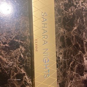 Who doesn’t love eyeshadow palette with nice shimmers ?!? Lol